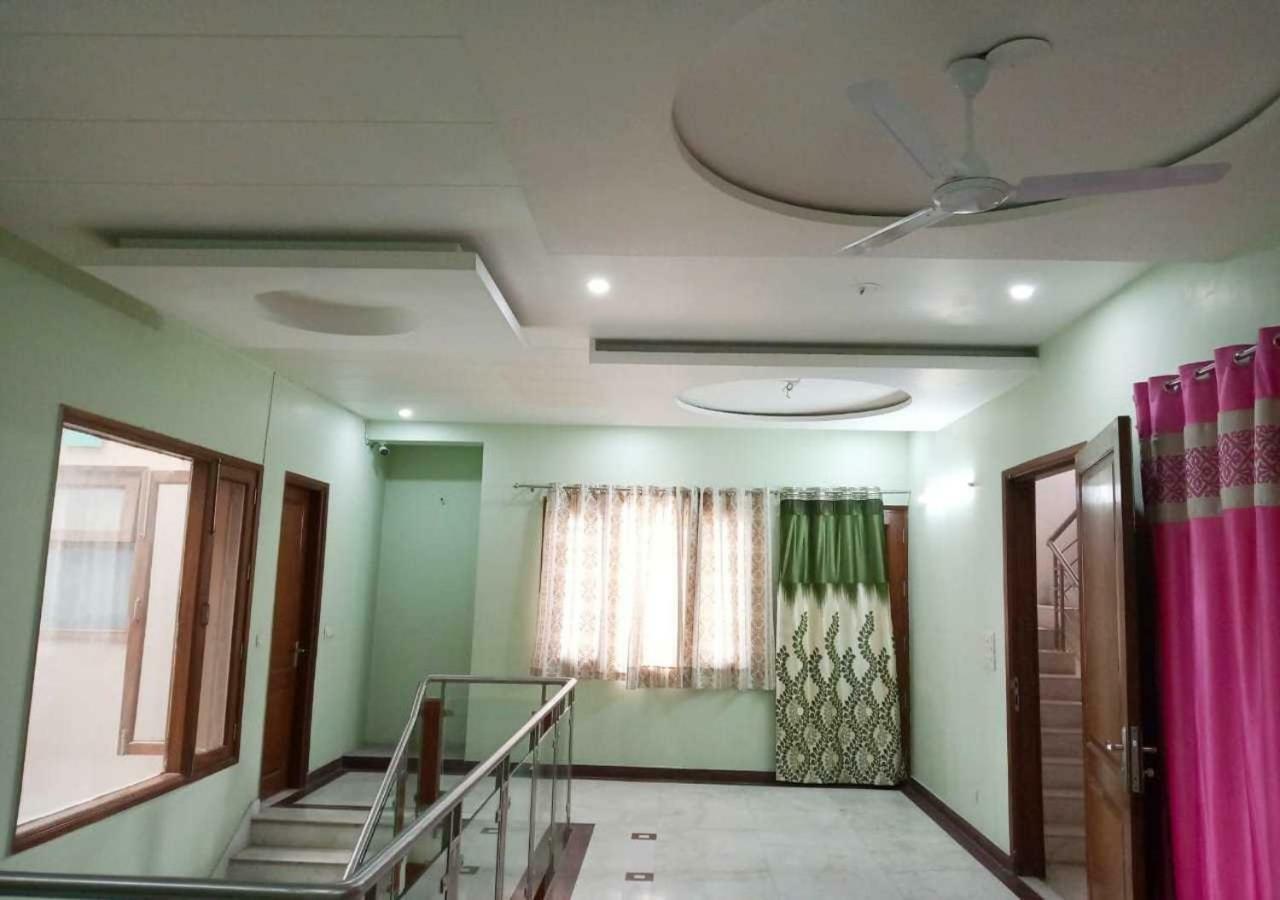 J P Residency Hotel Greater Noida Buitenkant foto