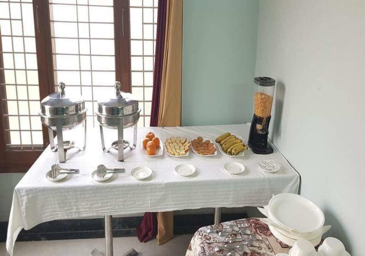 J P Residency Hotel Greater Noida Buitenkant foto