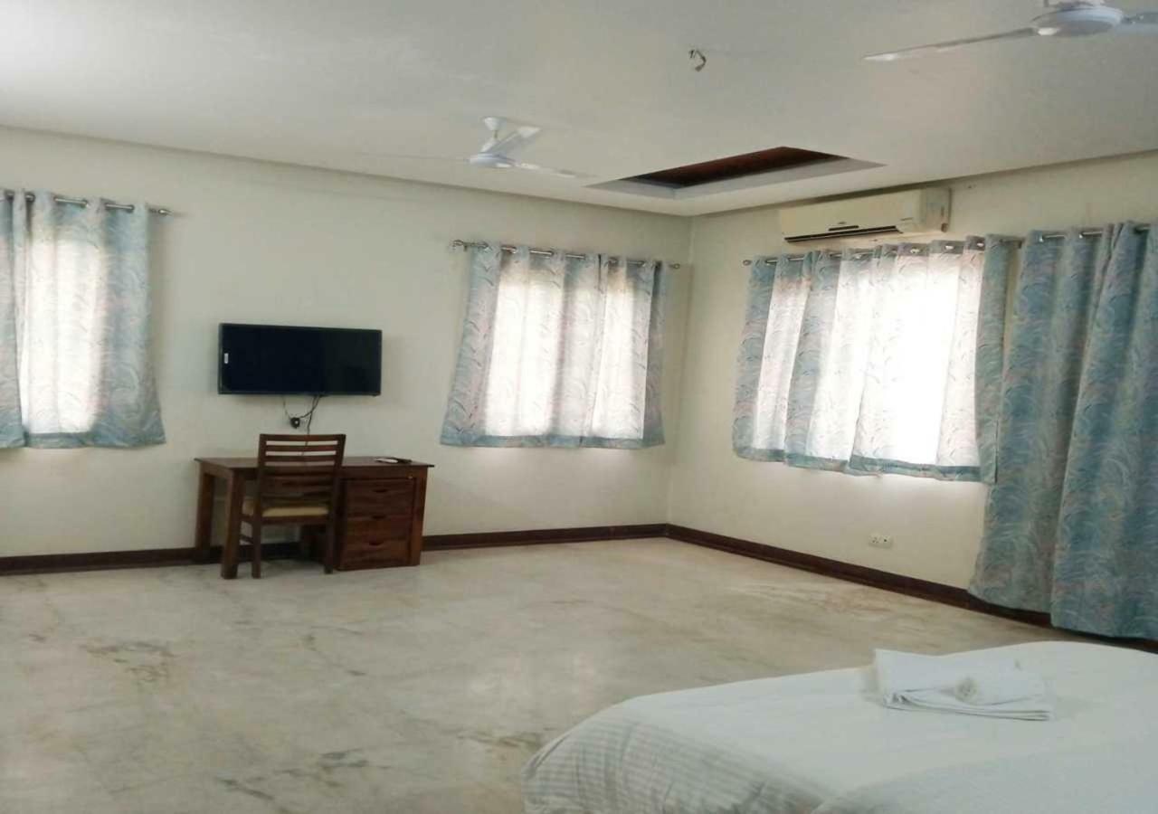 J P Residency Hotel Greater Noida Buitenkant foto