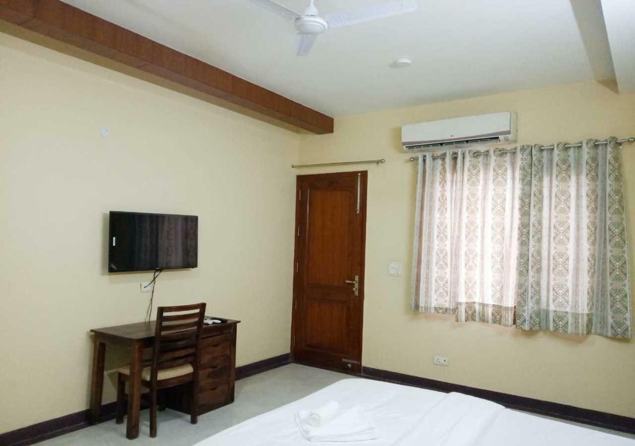J P Residency Hotel Greater Noida Buitenkant foto
