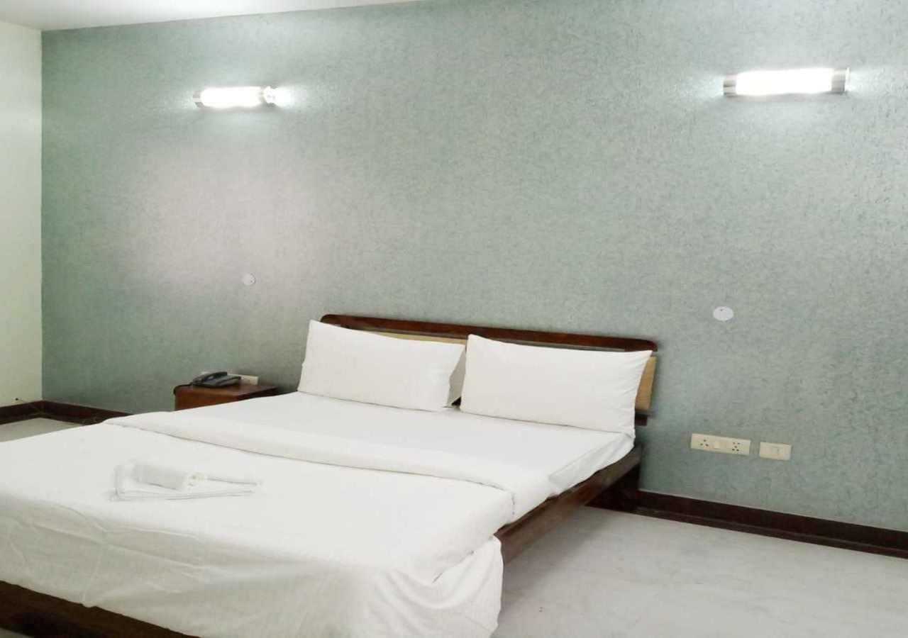 J P Residency Hotel Greater Noida Buitenkant foto