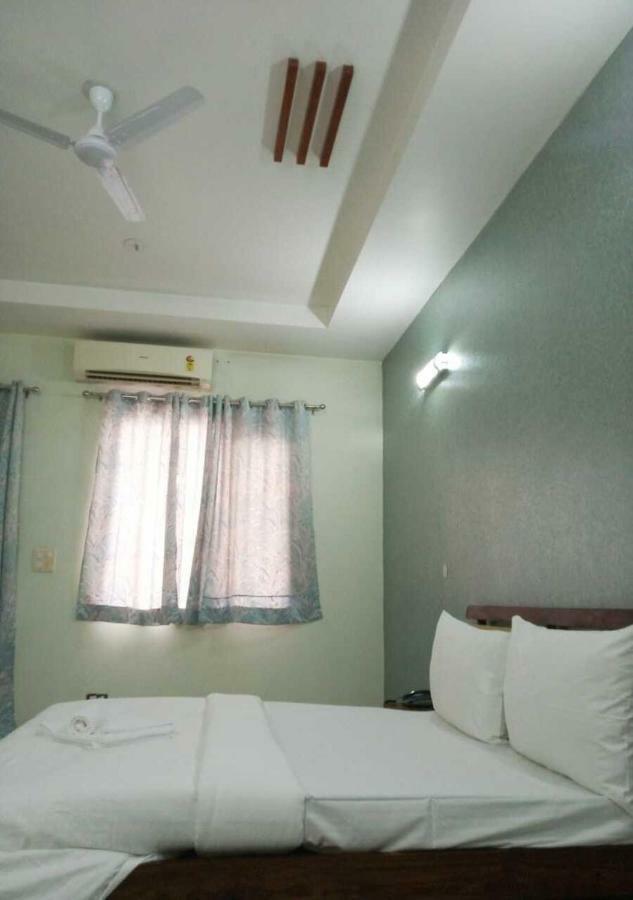 J P Residency Hotel Greater Noida Buitenkant foto