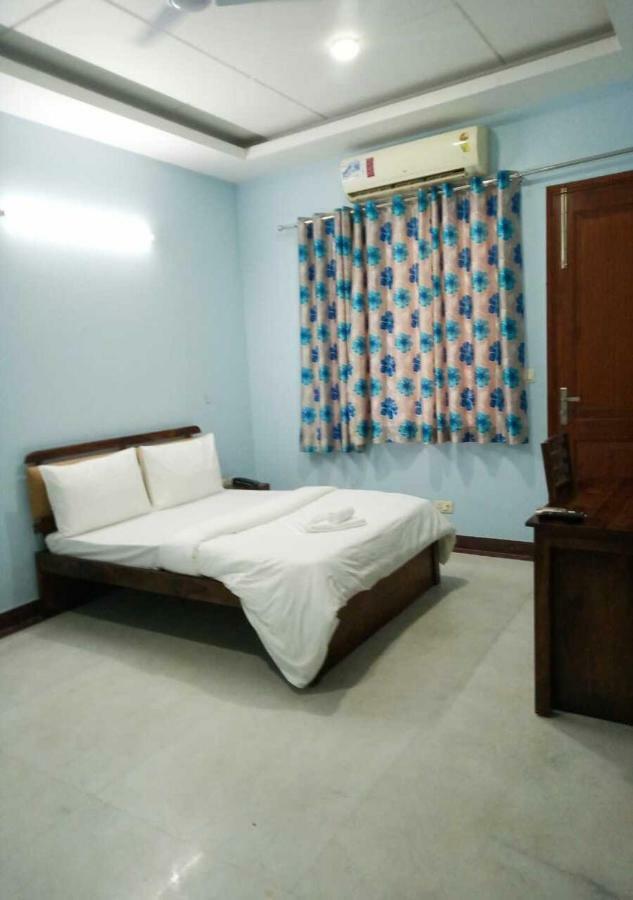 J P Residency Hotel Greater Noida Buitenkant foto
